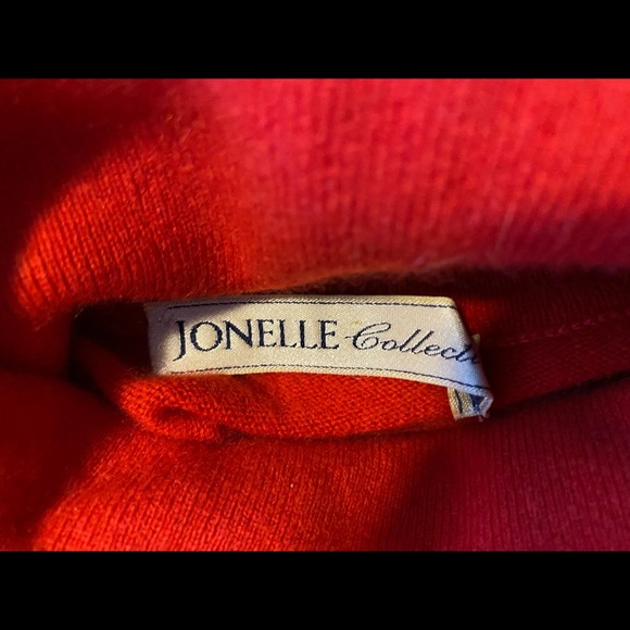 Women’s red cashmere turtleneck - Picture 2 of 2